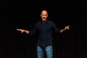 Dr. Arne Rubinstein presenting on stage