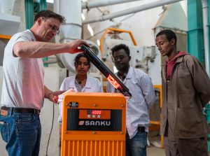 Demonstrating the Sanku fortification device to his team