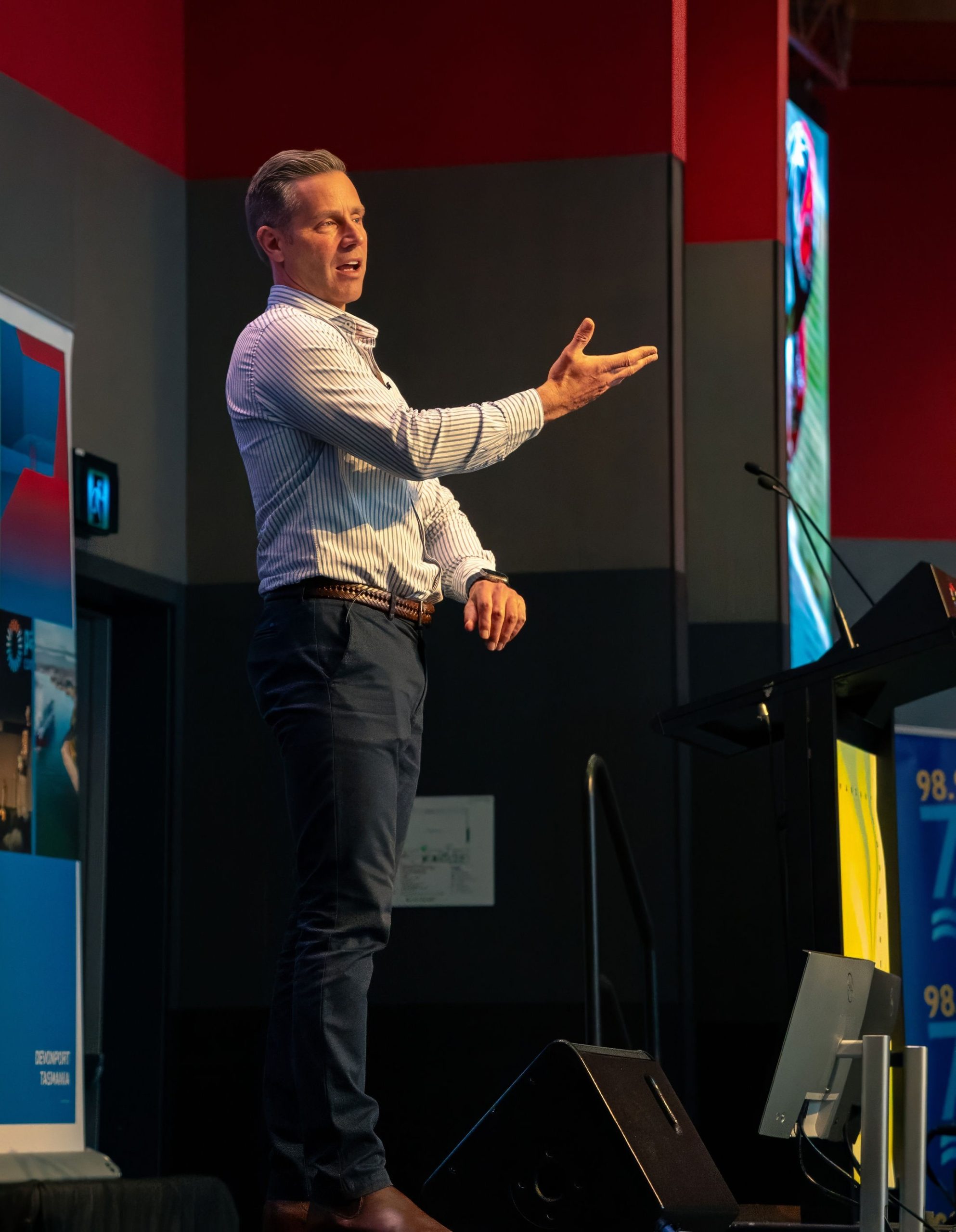Ant Williams leadership speaker delivering a keynote